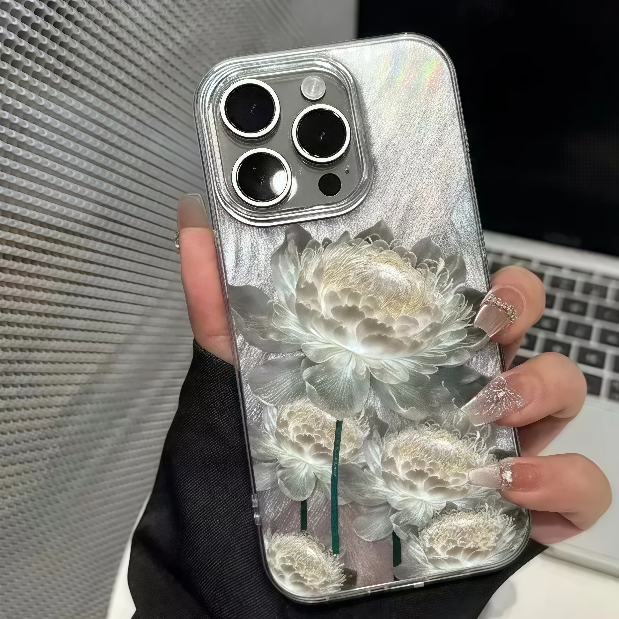 五つの金色の蓮の模様のiPhoneケース iPhone 11 13 14 15 16 Pro Max 7 8 14 15 Plus X XS Max XR 16e対応 羽の質感 ハードカバー