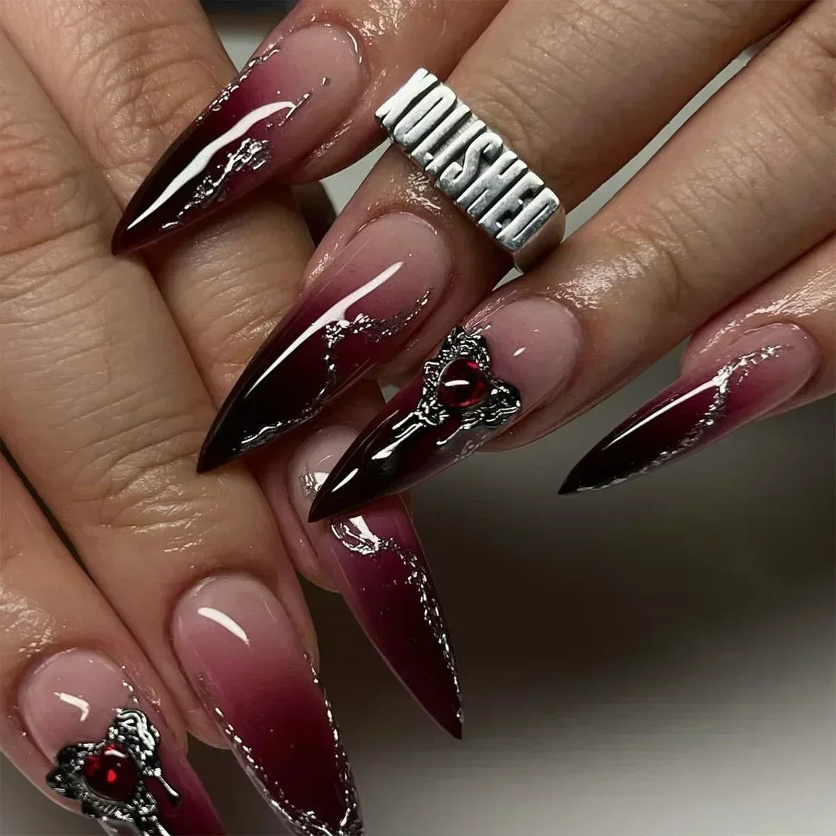 24 buah kuku palsu dengan lem Almond hitam merah desain gradien berlian imitasi lepas pasang akrilik kuku palsu Stiletto panjang Tekan pada kuku
