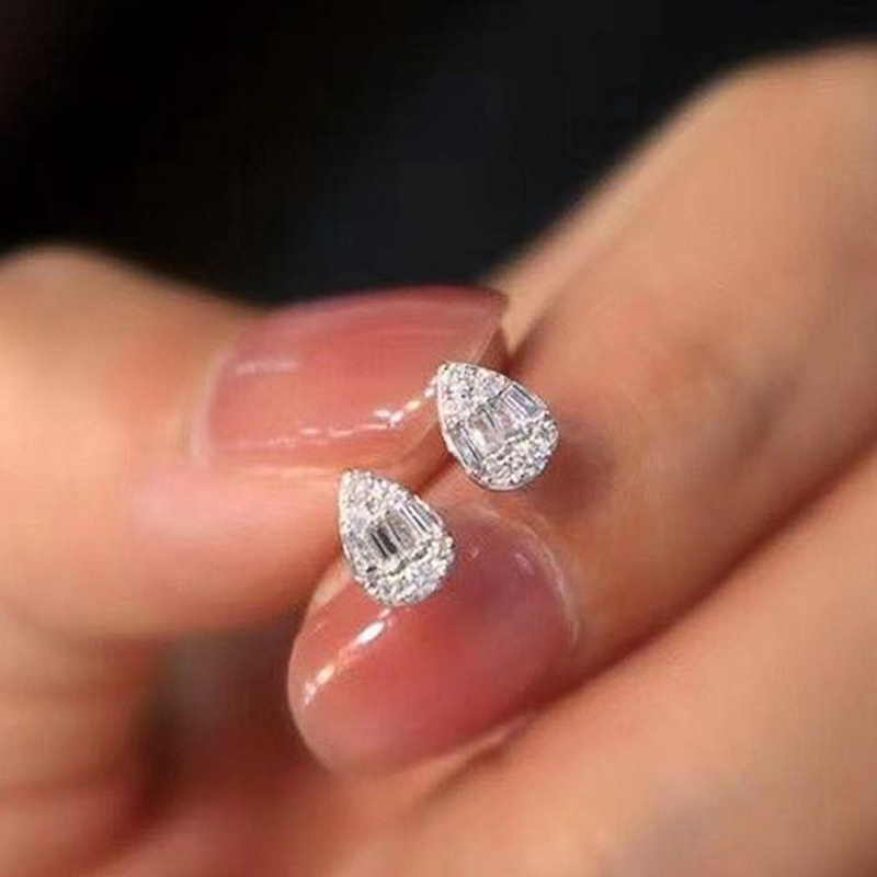 Huitan delicado gota de água em forma de brincos de luxo cor prata cristal cz brincos de orelha para mulheres moda versátil jóias