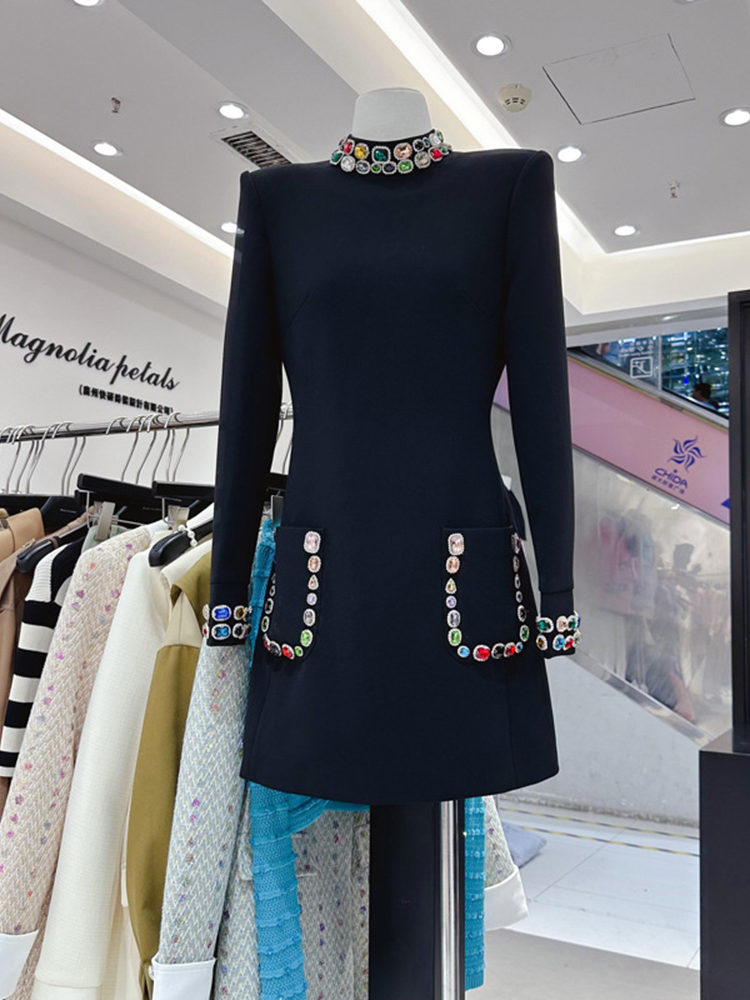 Abito da donna a maniche lunghe con collo alto e diamanti colorati, modello 2026, di HIGH STREET