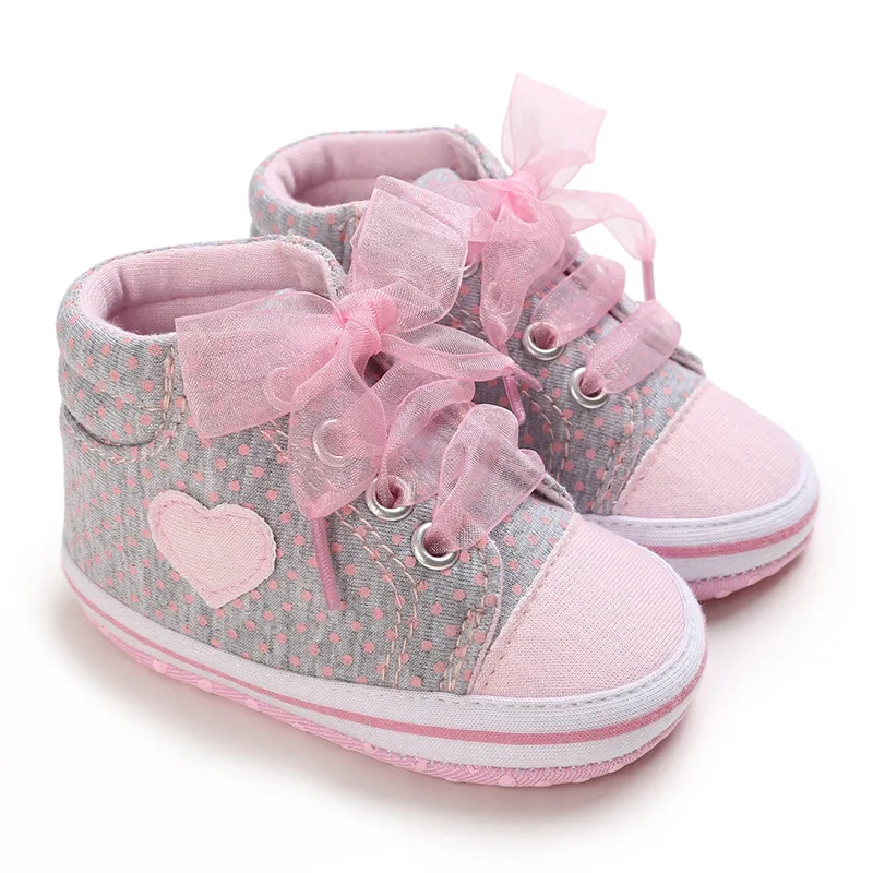 Mais vendido bebê recém-nascido infantil wearable da criança meninas sapatos de lona coração laço do bebê rendas sapatos casuais anti-deslizamento algodão macio