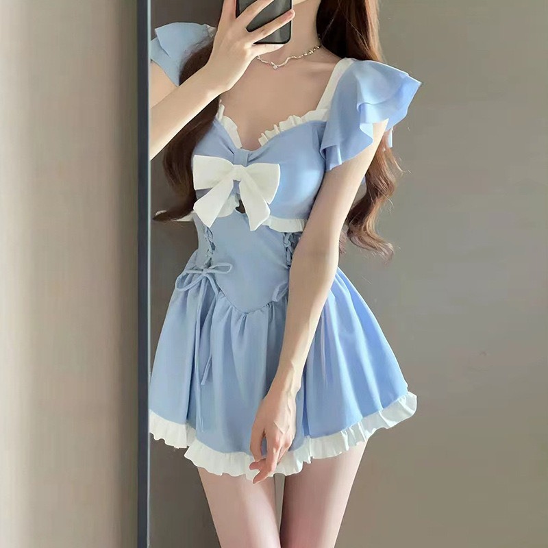 Maiô feminino de uma peça, leve, branco, com laço, manga com babados, cintura com renda, saia larga, roupa de banho para praia e verão