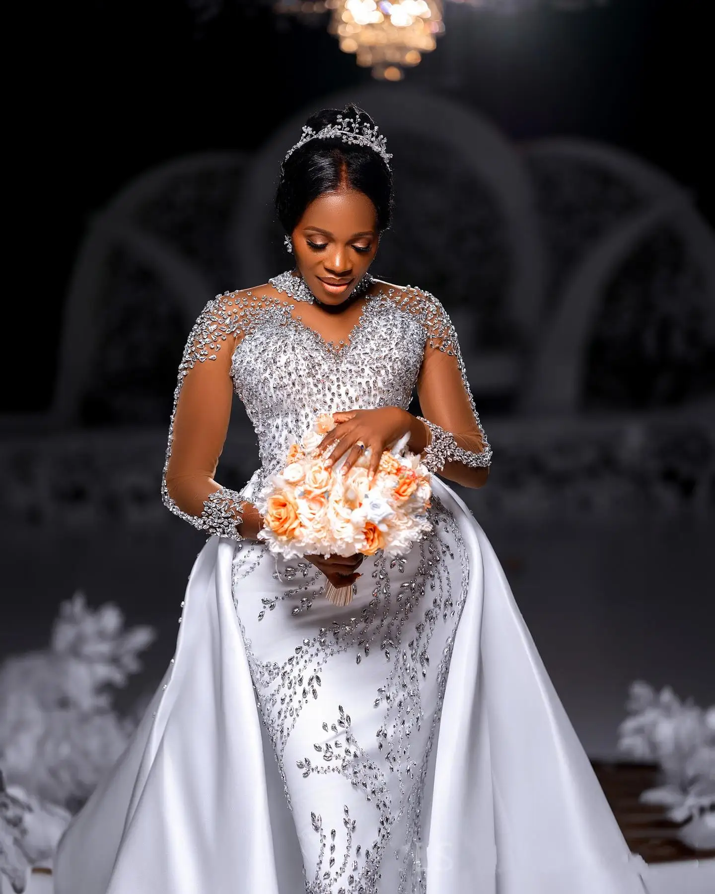 Robe de mariée sirène personnalisée avec perles et cristaux lourds, avec jupe en Satin amovible, manches longues, boutons au dos