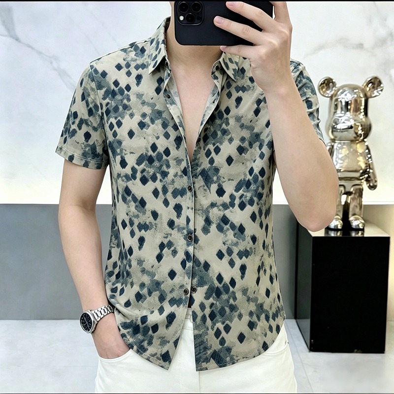 เสื้อเชิ้ตแขนสั้นผ้าไหมน้ำแข็งระบายอากาศสำหรับผู้ชายฤดูร้อน พิมพ์ลายหรูหรา ทรงเข้ารูป สไตล์ลำลอง เสื้อเชิ้ตสตรีทแวร์ เสื้อผ้าบาร์เบอร์ชาย
