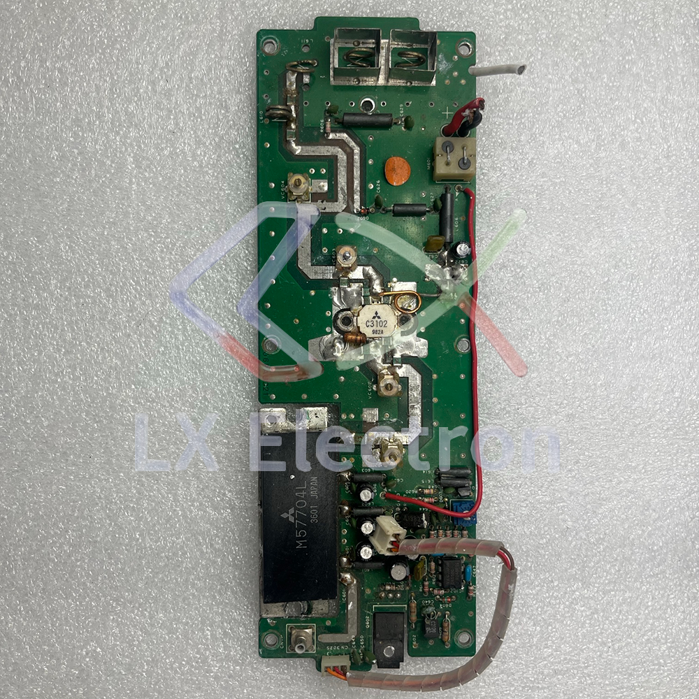 1 amplificateur de puissance UHF 50W, 400-420 MHz, alimenté par M57704L et 2SC3102, fonctionnant à 12,5 VDC