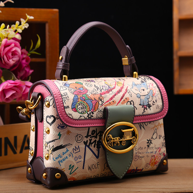 Populaire en luxe designer tas voor dames met cartoonprint, 2026 nieuwe mode en schattige kleine beer crossbody vierkante tas voor feestjes