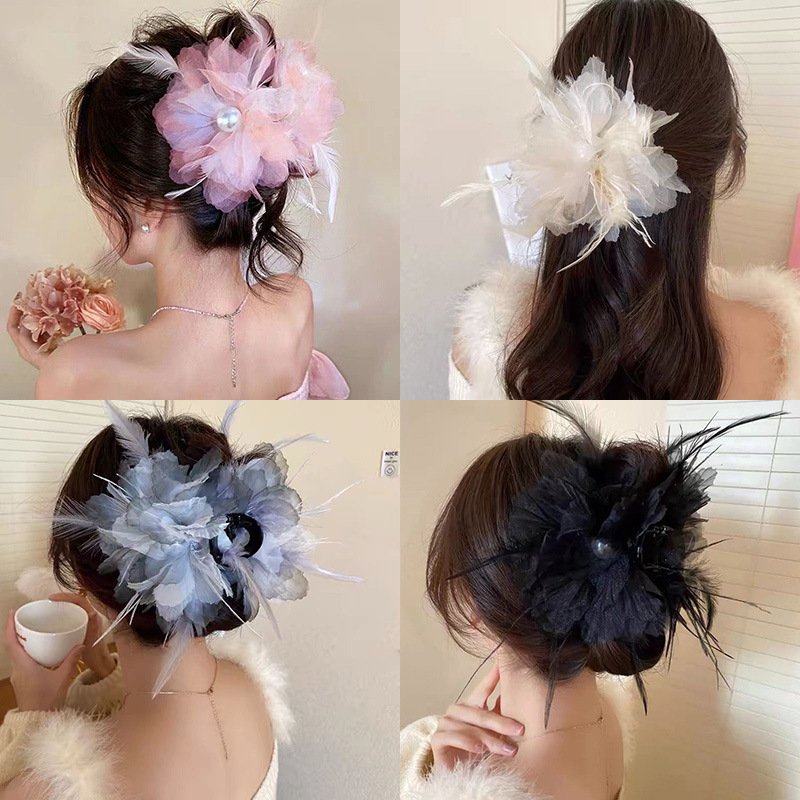 Moda pióra do włosów klamra dla kobiet pluszowe szpilki dziewczyny czarne Hairgrips strusie pióra peruka perłowa zaciski akcesoria imprezowe
