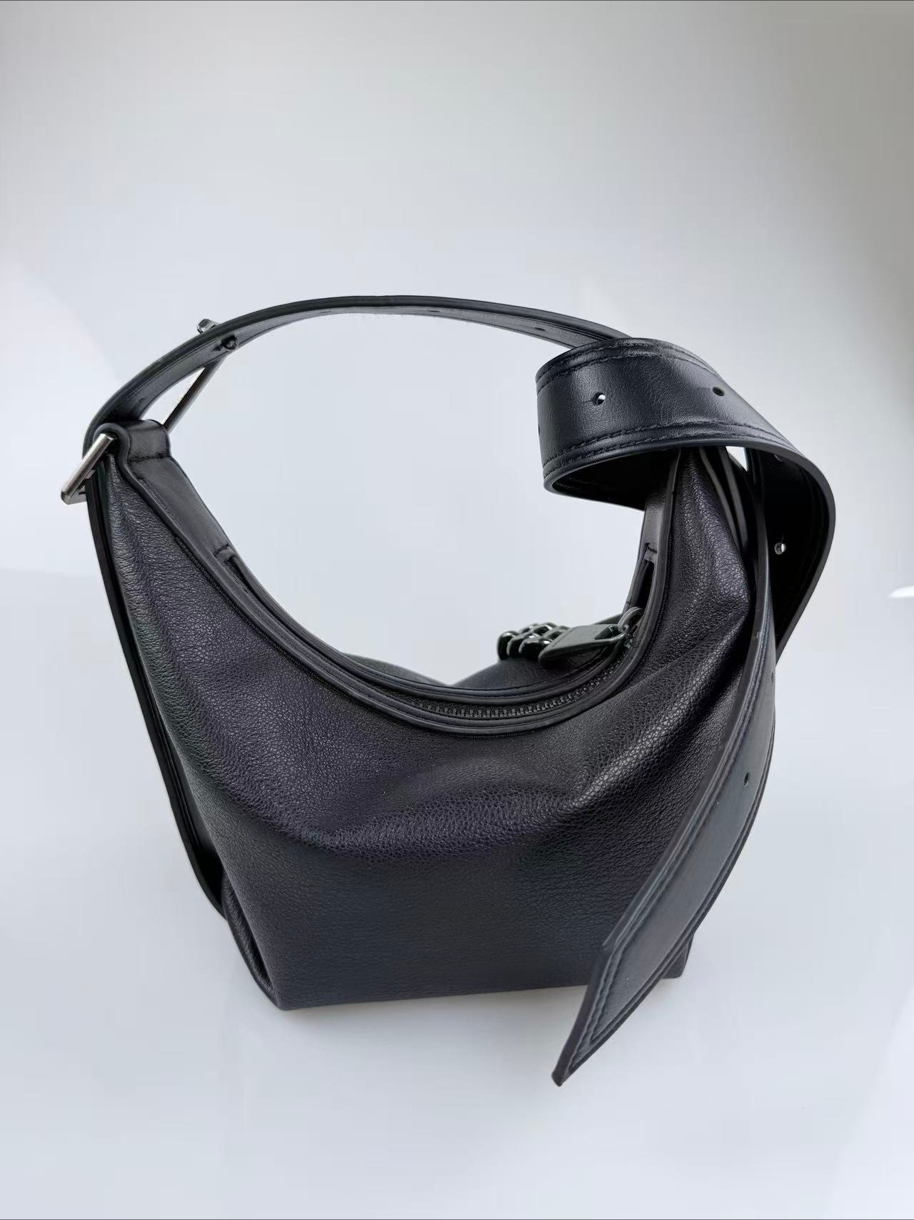 Bolso de Cadena con Remaches Estilo Europeo 2026 - Bolso Bandolera Versátil para Mujer con Asa de Diseño Moderno