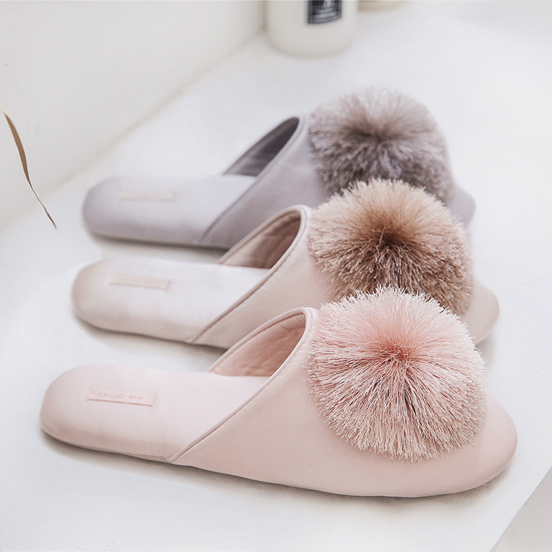 Pantoufles en Satin pour femmes, avec boule en peluche, fines et fraîches, chaussures plates pour la maison, pantoufles de chambre à coucher