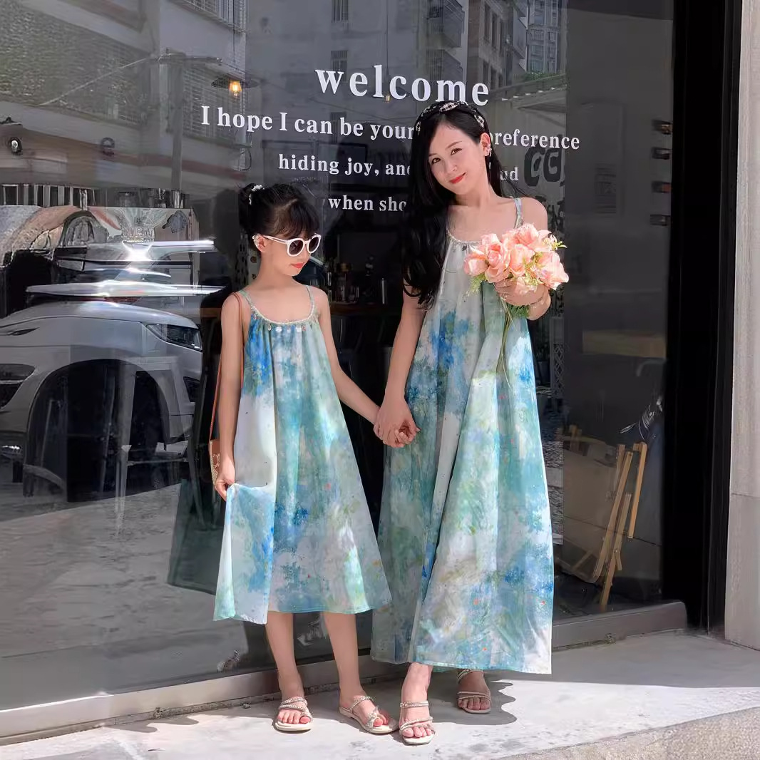 Robes de plage assorties pour mère et bébé fille, vêtements une pièce pour femmes coréennes, look de vacances, colonne vertébrale et fille