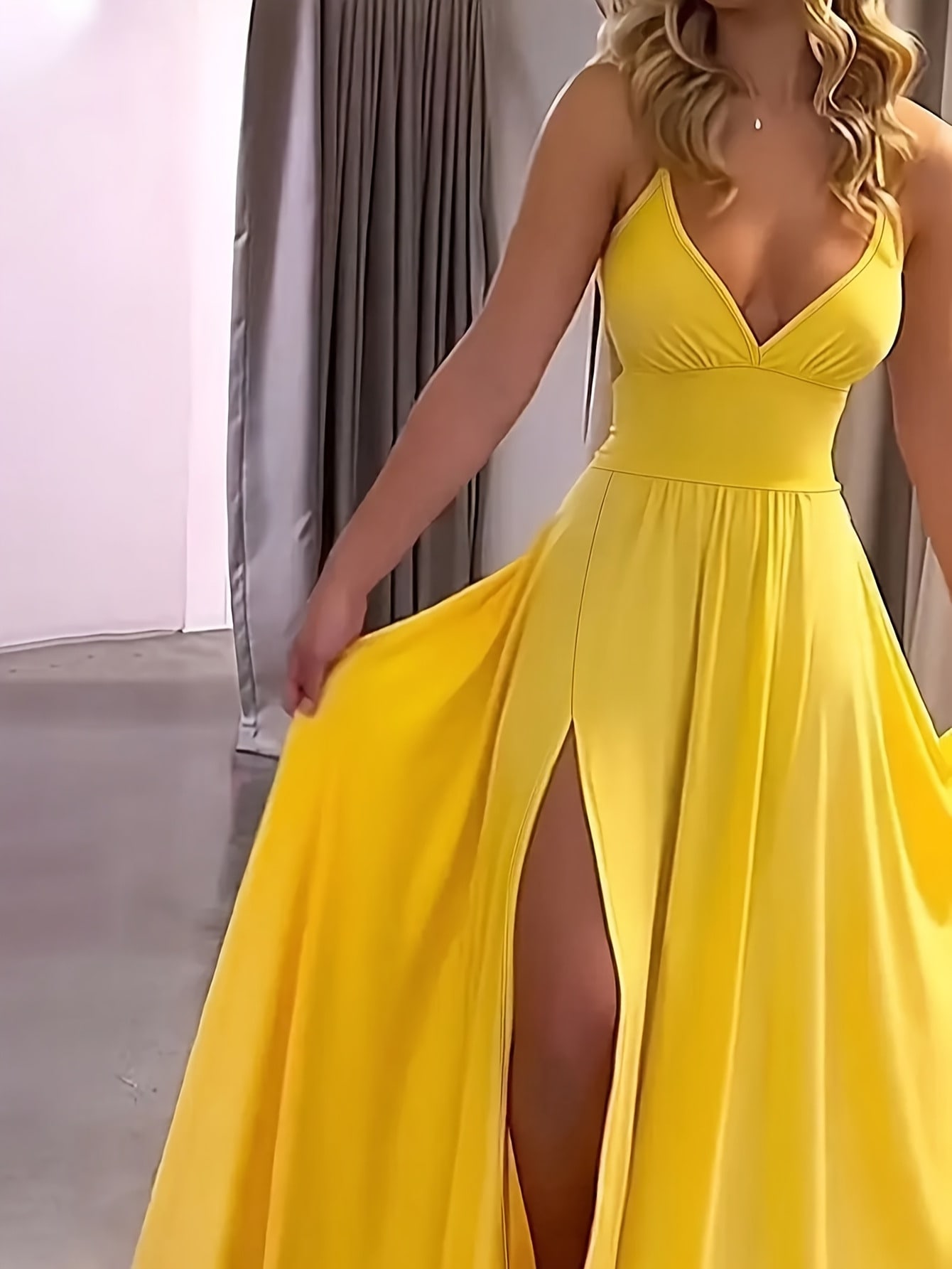 2026 Lässiges, sexy geschlitztes, rückenfreies Camisole-Kleid mit Schnürung, elegantes ärmelloses V-Ausschnitt-Kleid mit geraffter Taille, Damen-Party-Outfit