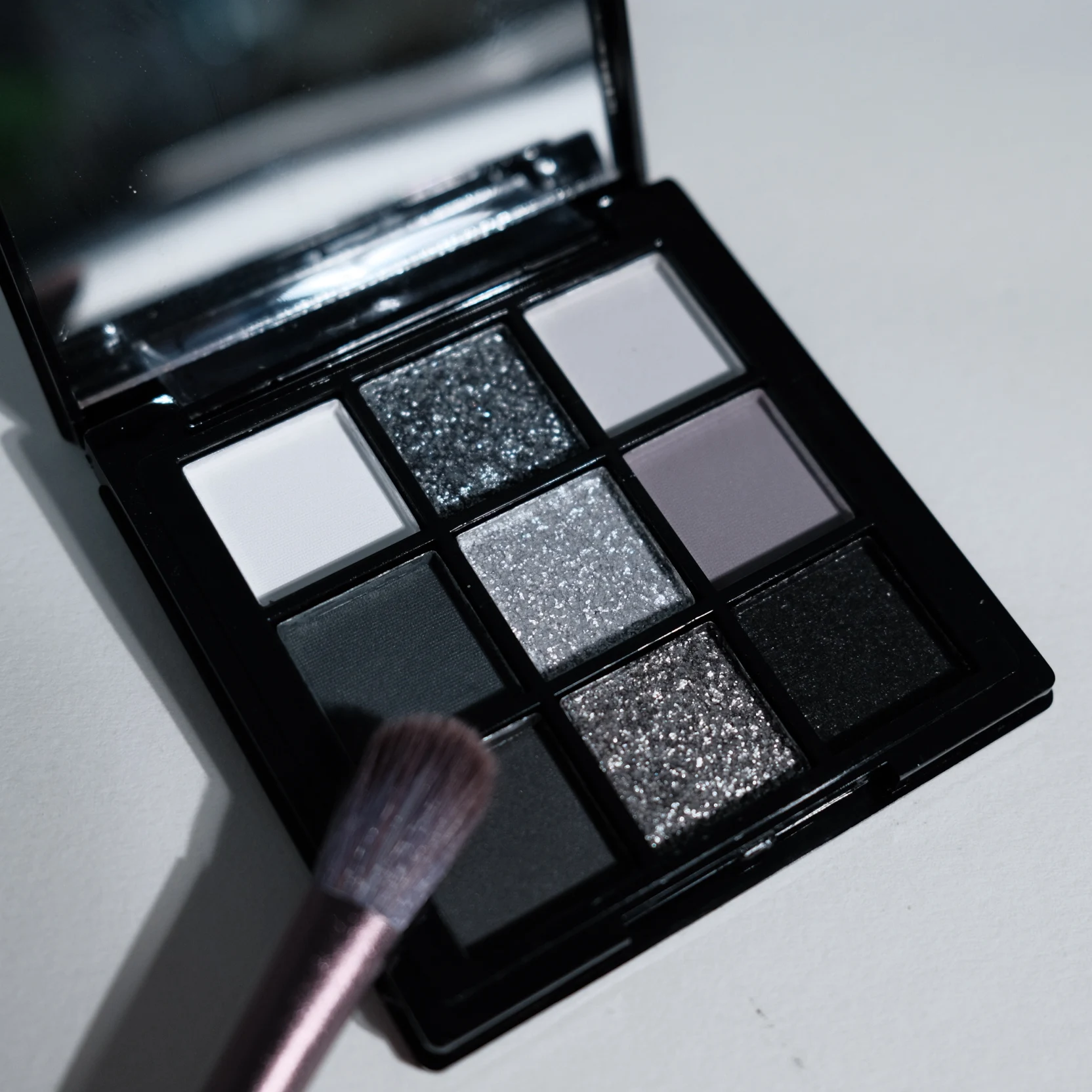 Oogschaduwpalet met 9 schaduwen: Black Swan, Smoky, Dark Black, Grey Silver Glitter, Matte Finish, Langdurig en gemakkelijk te kleuren