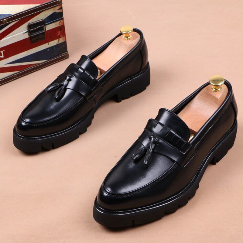 Estilo coreano masculino casual negócios casamento vestido formal sapatos de couro macio deslizamento em borlas sapato preto maré plataforma mocassins masculino