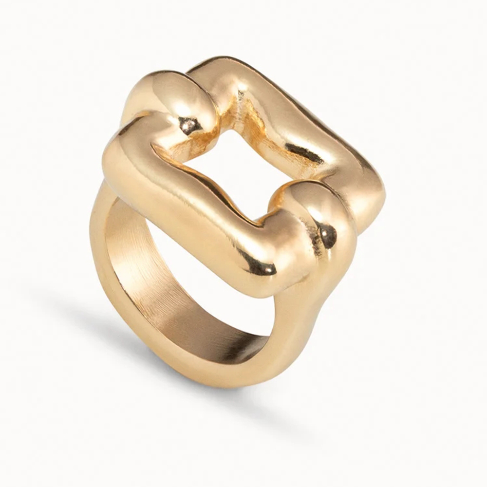 Retro gouden vierkante ring: niche-ontwerp, metallic stijl, gepersonaliseerde en trendy sieraden close-up