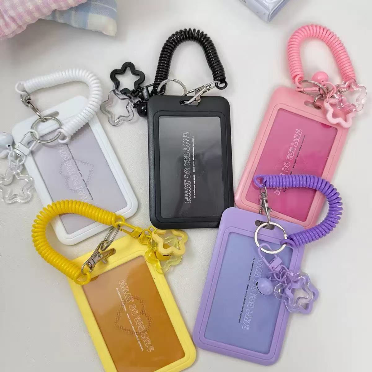 porta-cartão de identificação de plástico retrátil em forma de estrela colorida com chaveiro. Bonito e prático, adequado para cartões de ônibus, identidade ao campus,