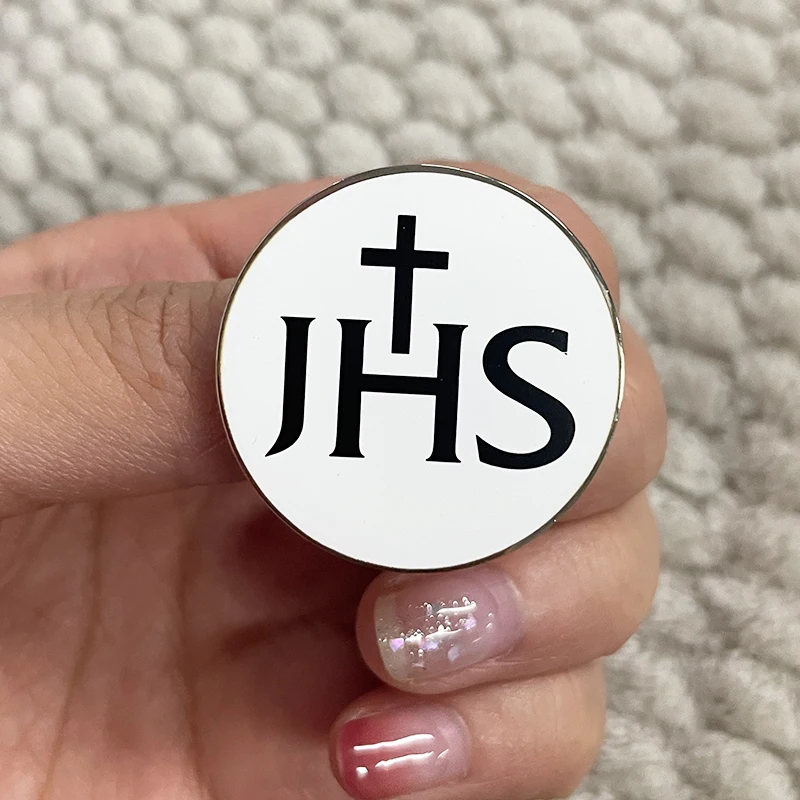 Broche de esmalte JHS con insignia de Cruz IHS, el nombre de Jesús Iota, eta-sigma