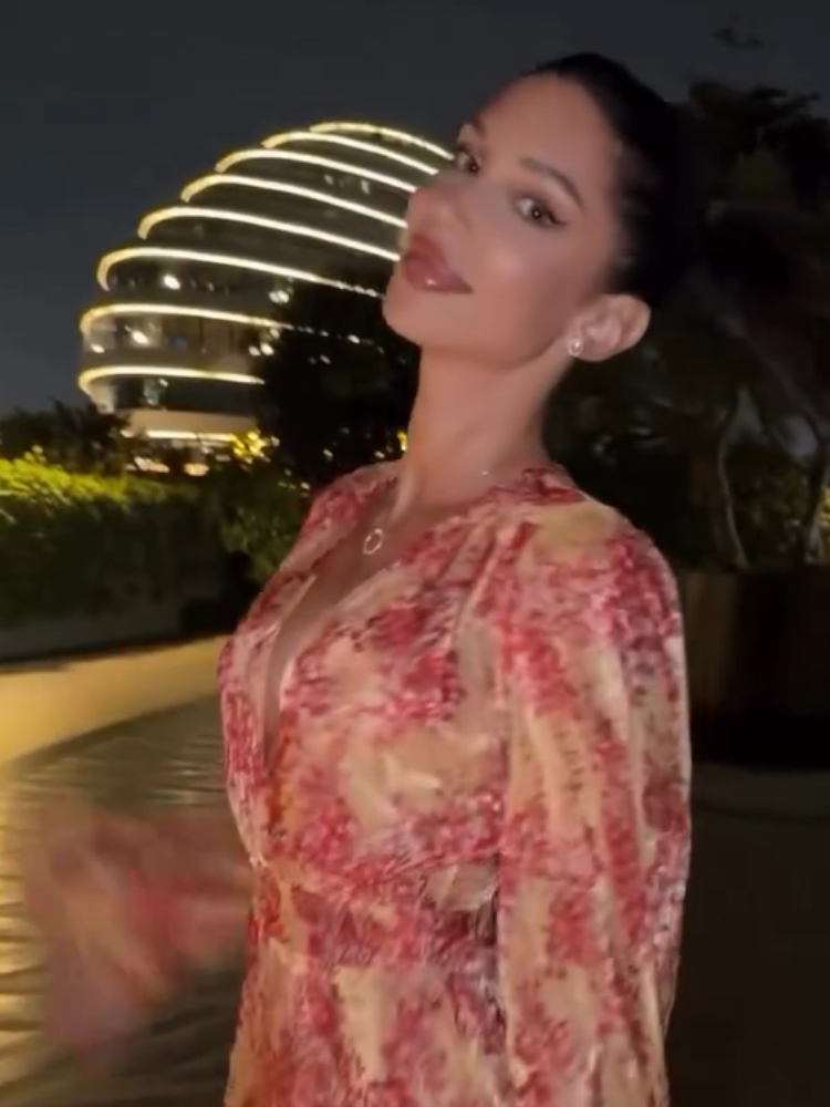 Vestido sexy con cuello en V y volantes estampados, de manga larga, cintura alta, corte A, mini vestido ajustado para mujer, moda 2026, ideal para citas o uso diario.
