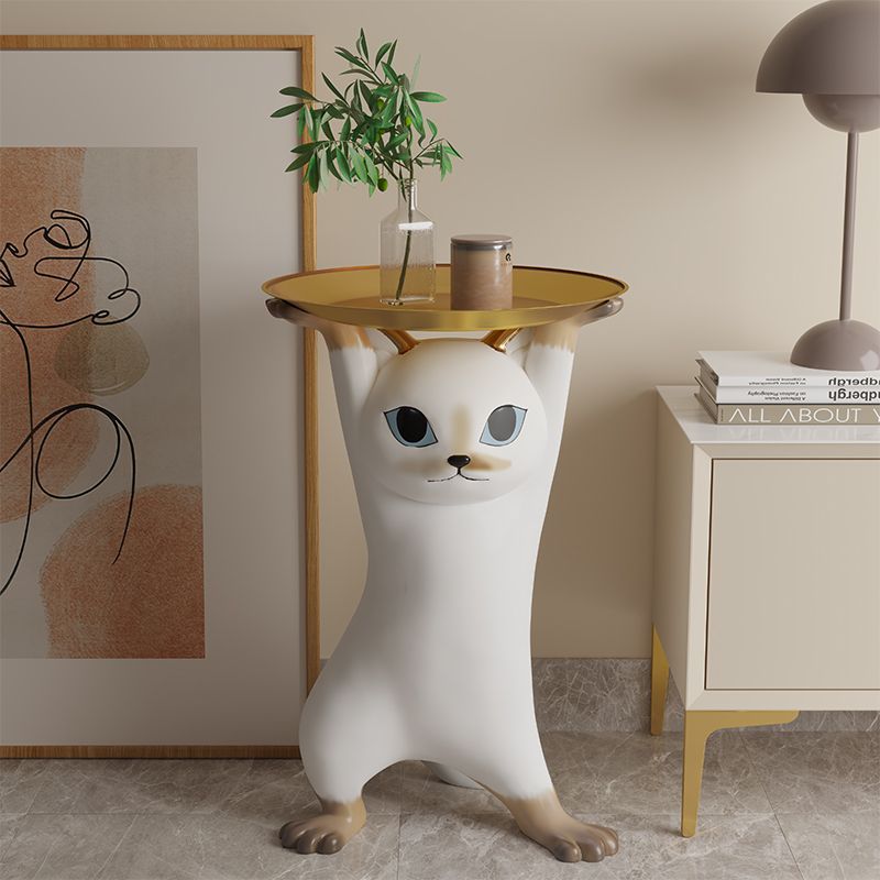 Lustige, bezaubernde Katze, großer dekorativer Tisch, Basse neben dem Boden, Sofa für Wohnzimmer, Beistelltisch, Einweihungsfeier, bewegliche Geschenke