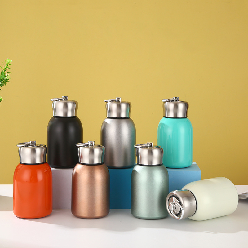 1 Stück 300 ml isolierter Reisebecher aus Edelstahl – hält Getränke heiß oder kalt für Stunden – perfekt für Camping und Reisen.