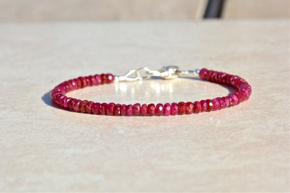 Naturalny rubin bransoletka, lipiec Birthstone bransoletka, zroszony bransoletka z kamieniami szlachetnymi, oryginalna rubinowa biżuteria, delikatna biżuteria, Handmade