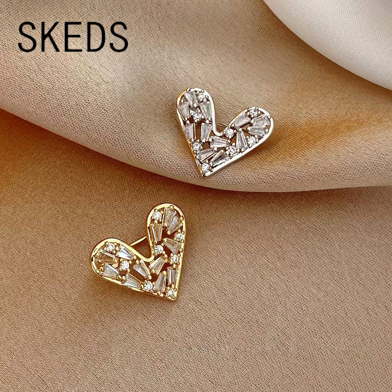 SKEDS Exquisite Kleine Größe Strass Herz Broschen Pins Für Frauen Dame Elegante Kristall Design Anzug Kleidung Zubehör Geschenk