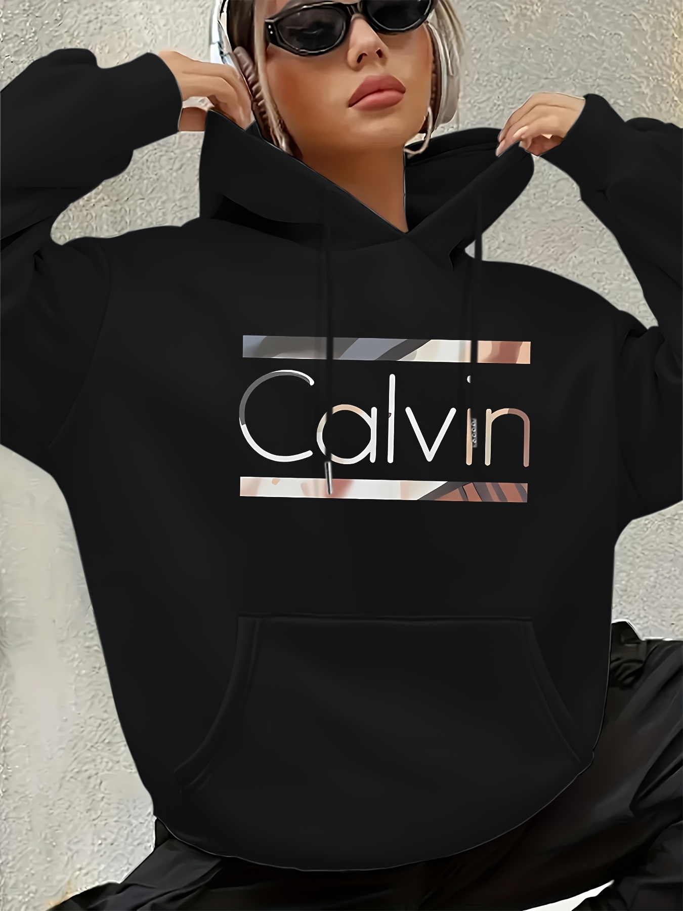 เสื้อฮู้ดดี้พิมพ์ลายตัวอักษร Calvin สไตล์วินเทจสำหรับผู้หญิง แขนยาว มีกระเป๋าจิงโจ้ แฟชั่นลำลอง สไตล์ฮิปฮอป เสื้อสเวตเชิ้ต Harajuku แบบ unisex