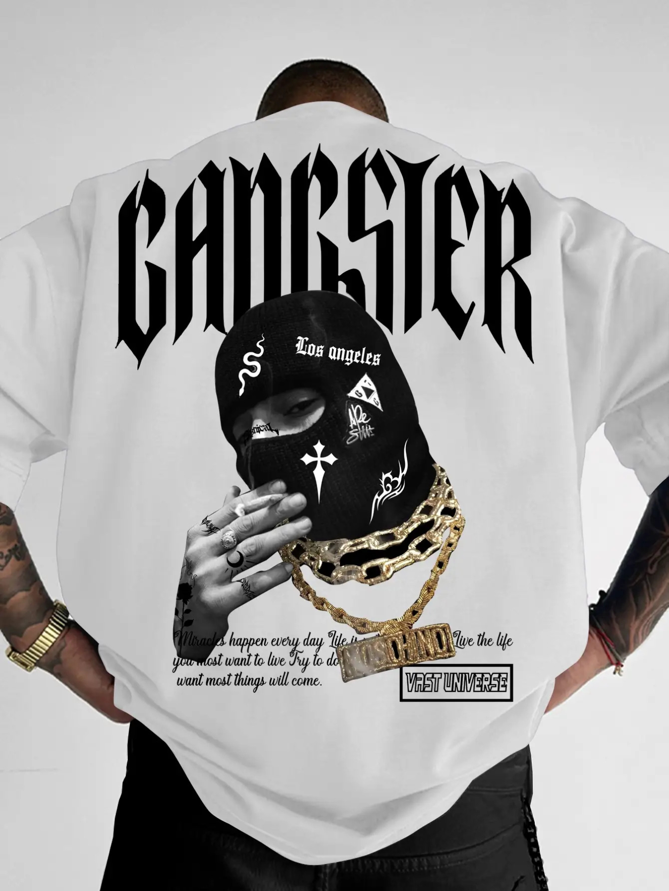 T-shirt grafica Gangster oversize da uomo - Design streetwear con maschera con cappuccio con scritte Gangster e scritte della costa occidentale