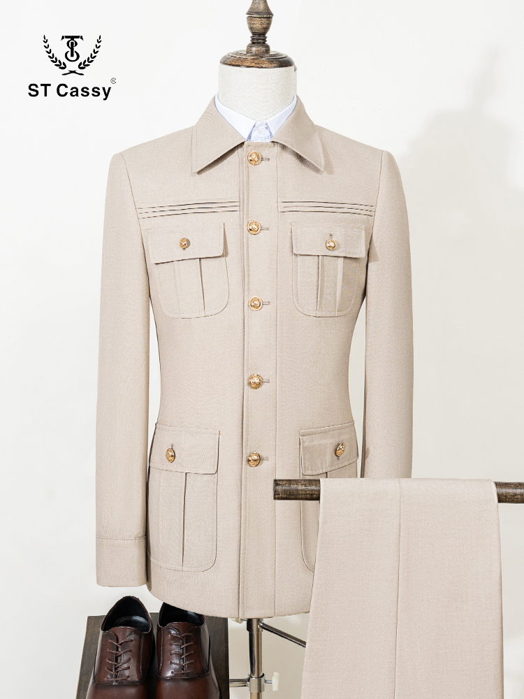 ชุดสูทผู้ชายทรงซาฟารี ST Cassy Slim Fitting รุ่นบาง ทรงคลาสสิก กระดุมแถวเดียว กระเป๋าหลายช่อง สีพื้น เรียบง่าย เหมาะสำหรับใส่ทำงาน