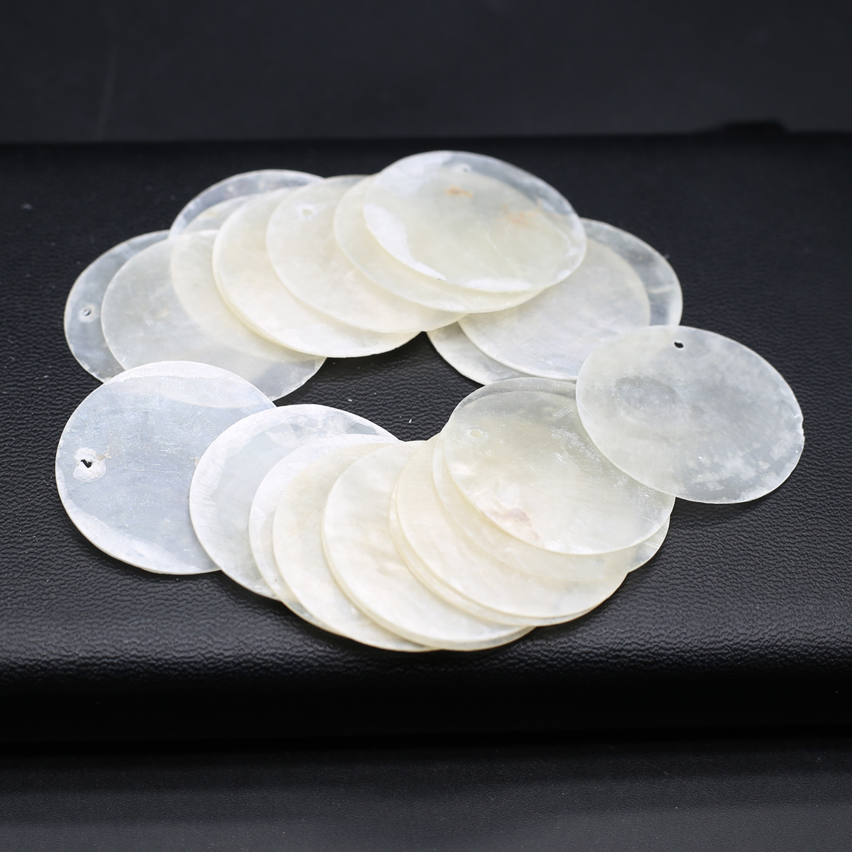 20 Stück natürliche Muschelperlen Anhänger Runde Scheibe Perlmutt Muschel Charms für Schmuckherstellung DIY Halskette Ohrring Zubehör