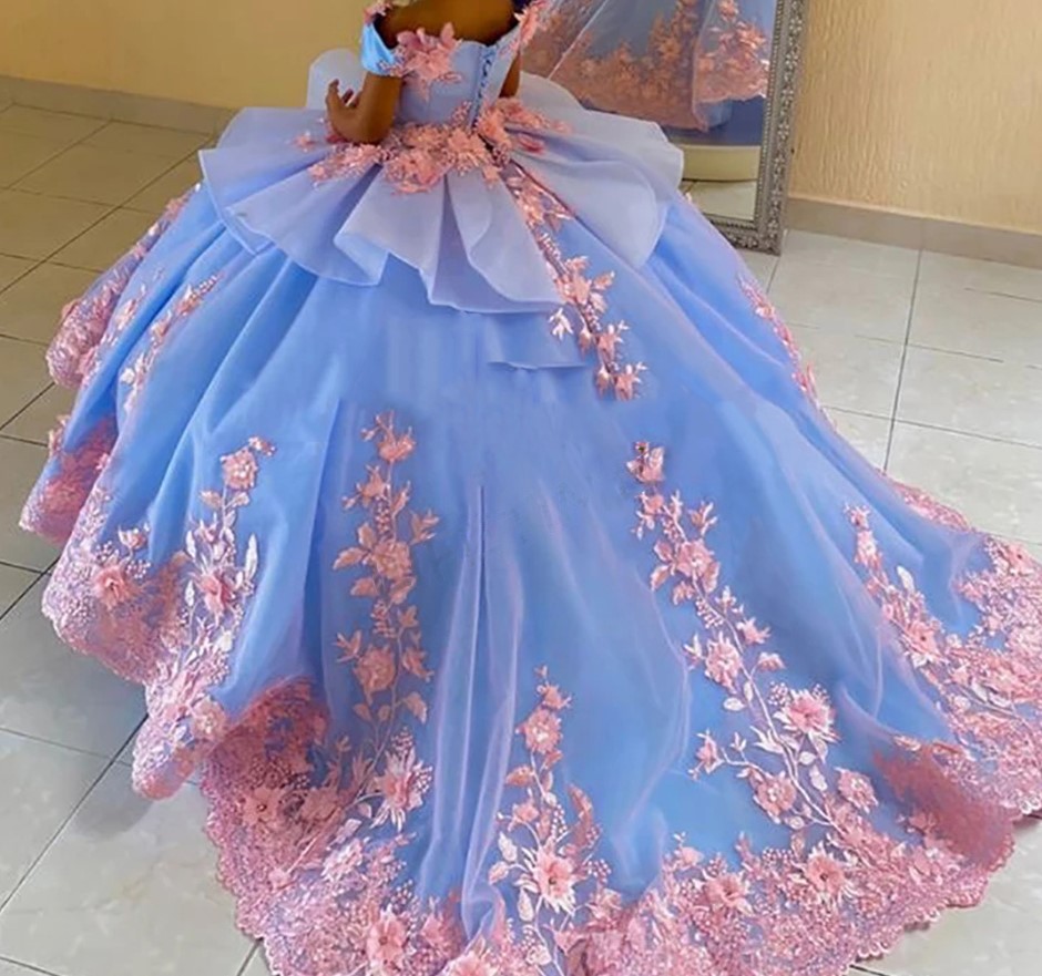 Abito da ragazza di fiori blu di lusso per matrimonio Abiti da ballo principessa per bambini Applicazioni in pizzo con spalle scoperte Abito da prima comunione con scollo a V