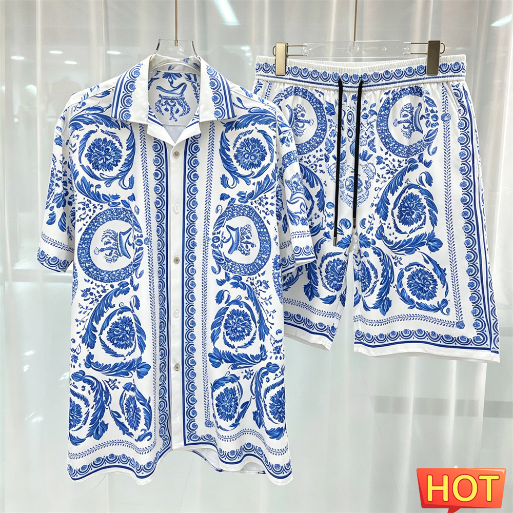 ชุดเสื้อเชิ้ตผู้ชายลายพิมพ์หรูหราสำหรับฤดูร้อน ชุด 2 ชิ้น สไตล์ลำลองสำหรับใส่ที่บ้าน เสื้อเชิ้ตติดกระดุมคุณภาพสูง กางเกงขายาว ชุดลำลองสำหรับผู้ชาย เสื้อผ้าผู้ชาย