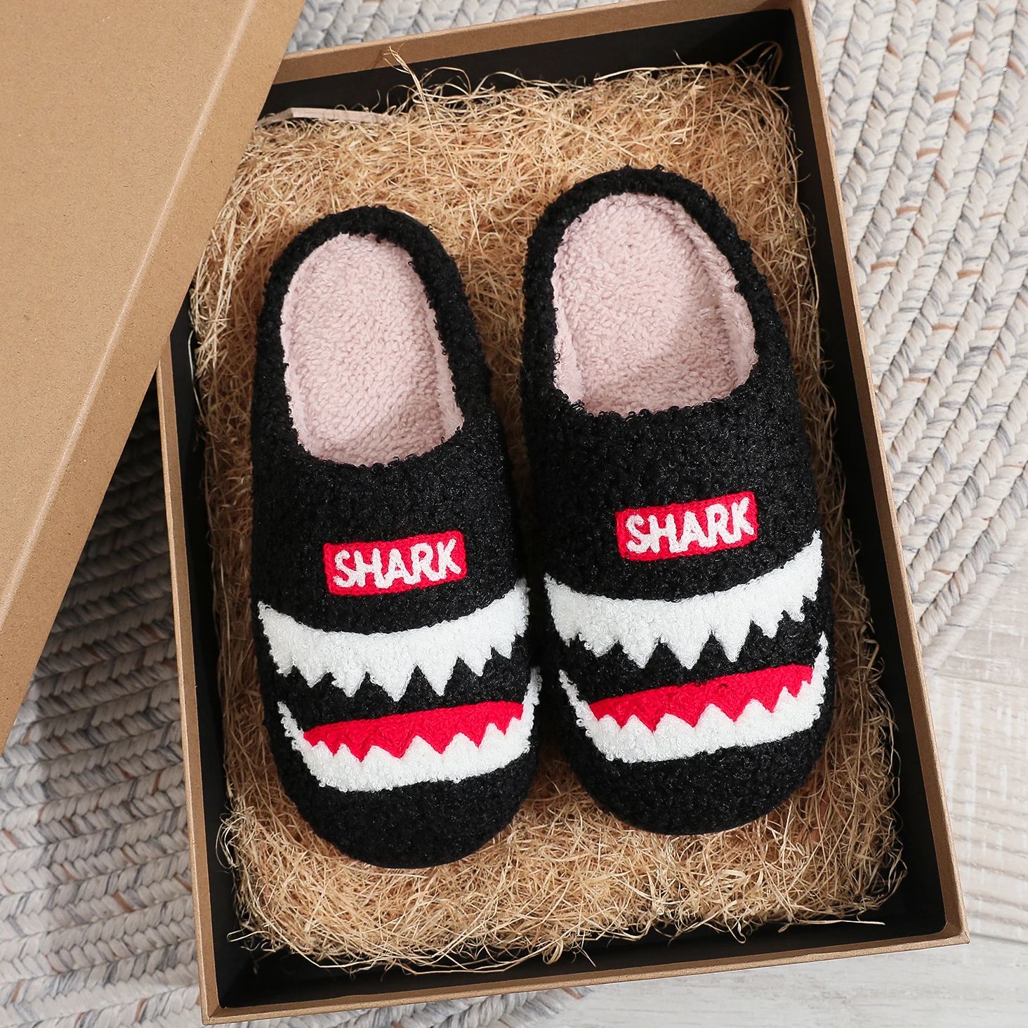 Zapatillas de piel acogedoras con plataforma para el hogar rellenas con bordado de tiburones, zapatillas de interior antideslizantes y cálidas negras, zapatillas informales usables para parejas de hombres y mujeres