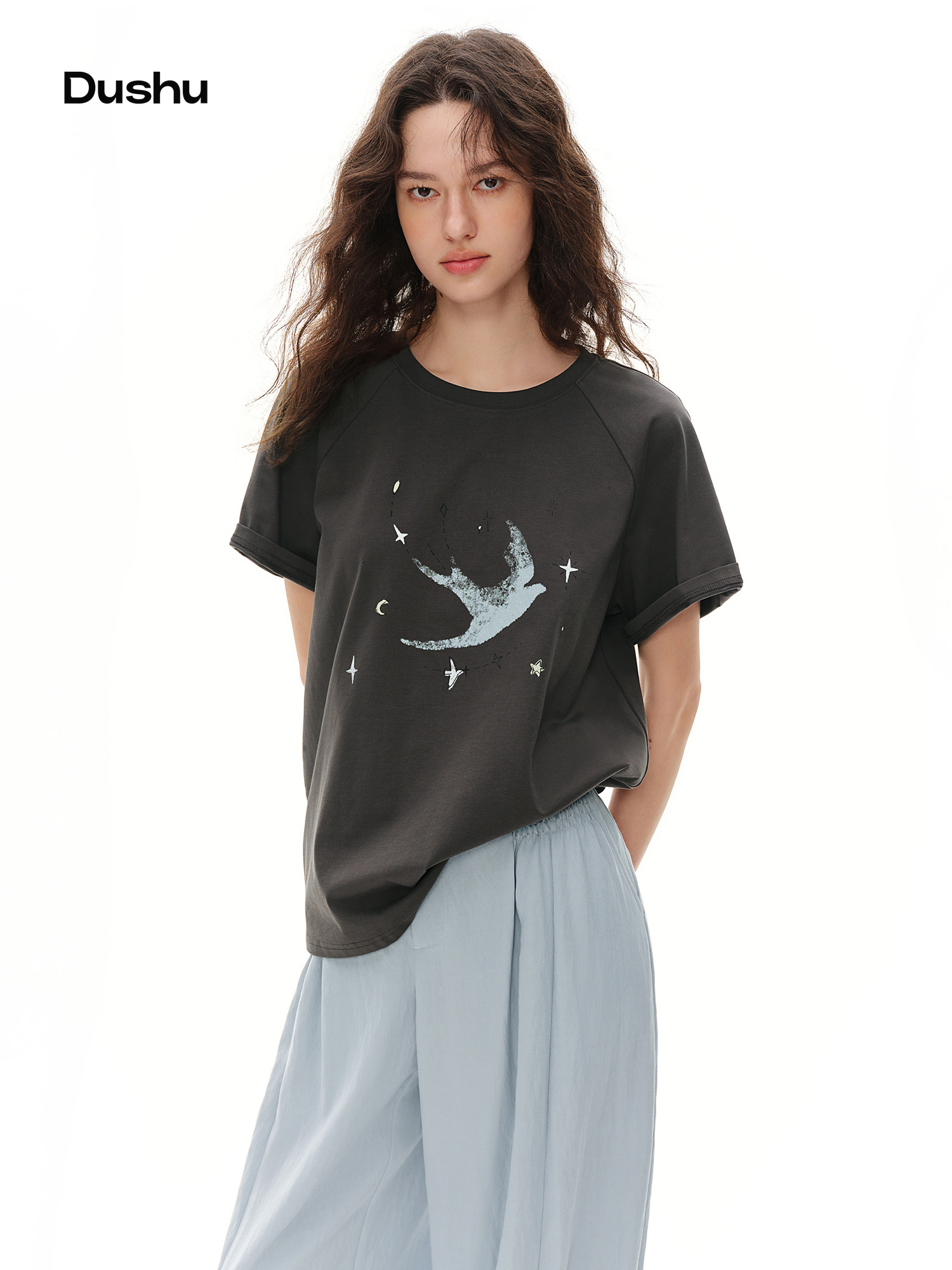 Camiseta Feminina DUSHU 2026 de Verão com Estampa, Manga Raglan, Gola Redonda e Caimento Relaxado - Elegância Descomplicada para o Dia a Dia Casual