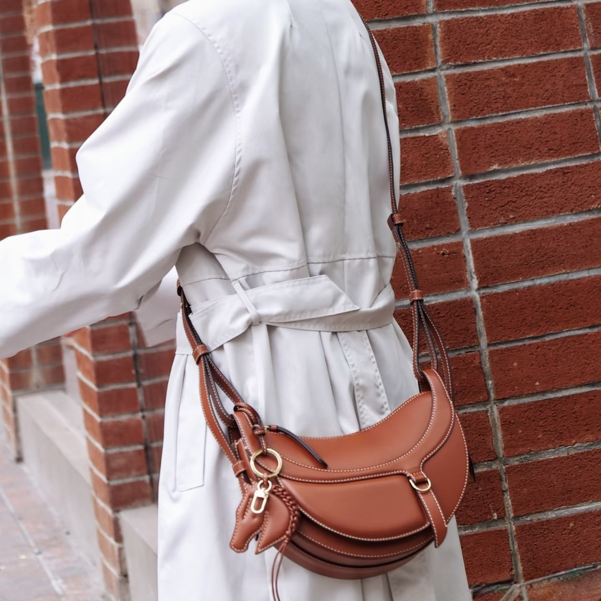 Bolso bandolera de media luna para mujer, elegante y minimalista, para uso diario.