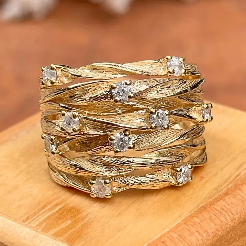 Huitan Übertreibung Breiter Ring für Frauen Gold Farbe Luxus Twist Design Band Cocktail Ringe Mode Weibliche Accessoires Partei Schmuck