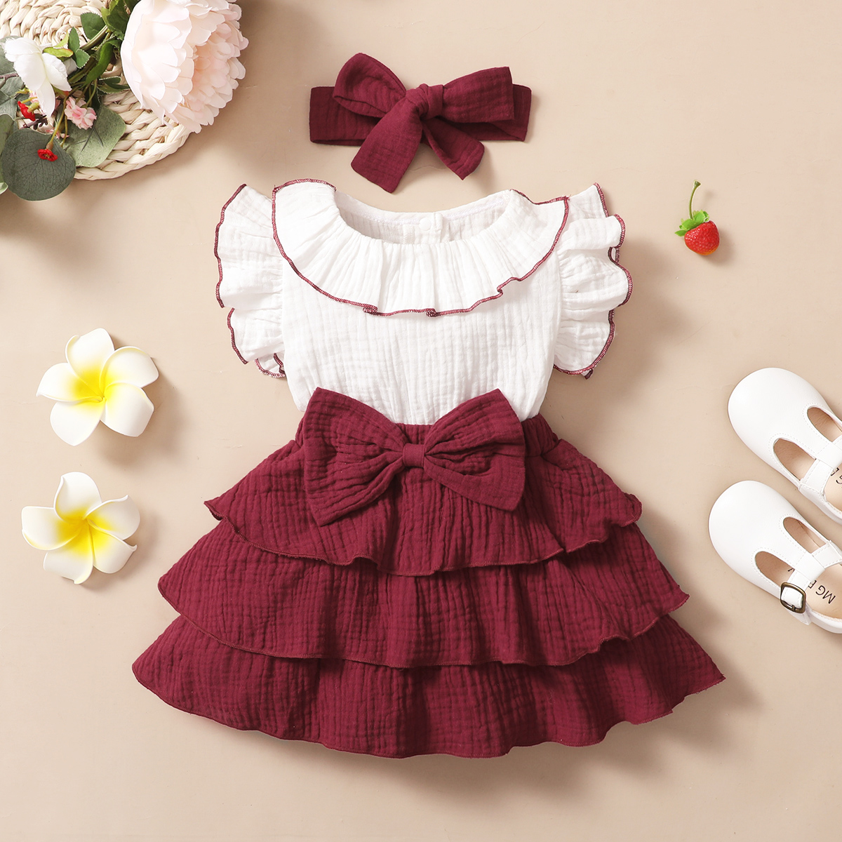 Vinho tinto para bebê menina com vestido branco de cupcake de 3 camadas