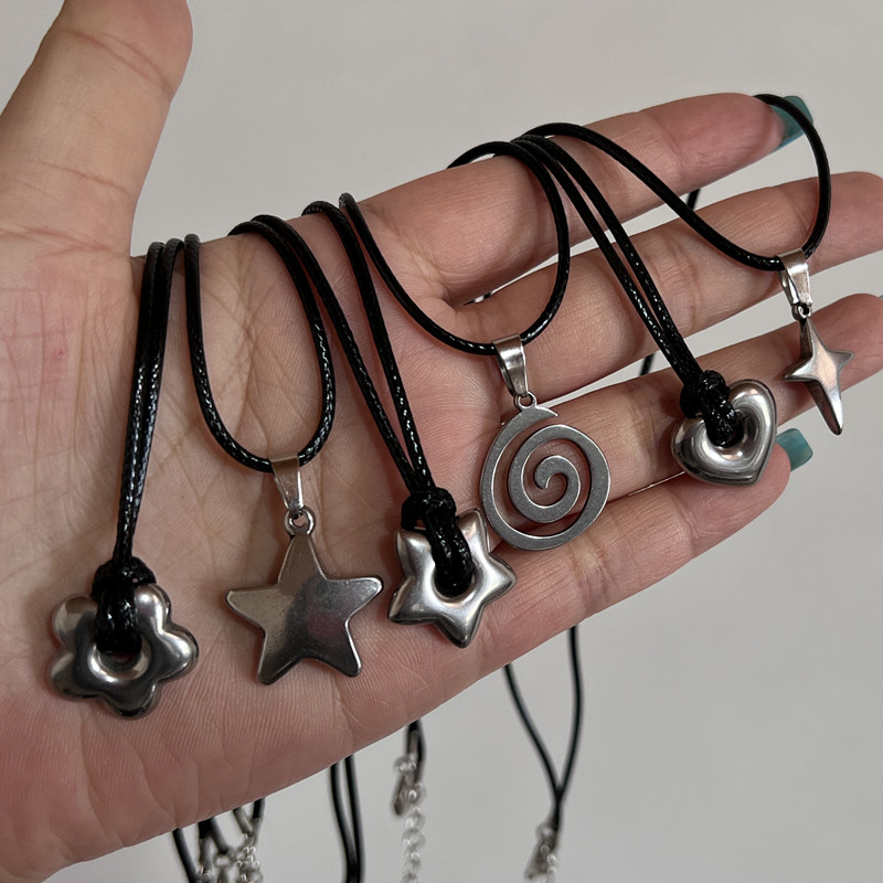 Nueva moda coreana, collar con colgante de pentagrama de estrella de acero y titanio hueco para mujeres y hombres, gargantilla de cadena de cuerda negra, joyería de fiesta Y2k