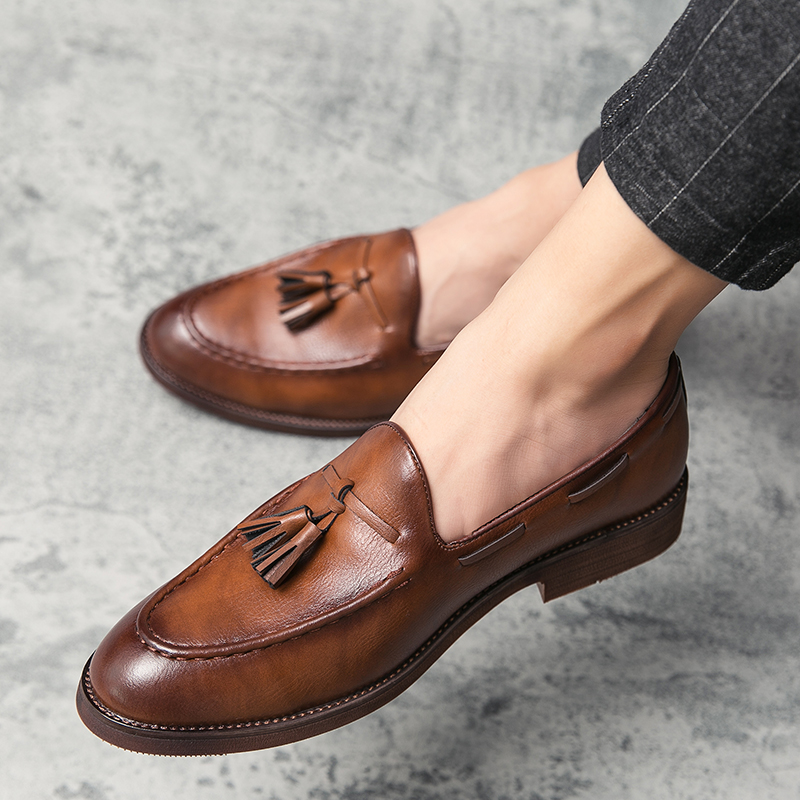 Novos Sapatos Casuais de Couro Pontudos de Alta Qualidade para Homens, Sapatos de Casamento Estilo Brogue com Franjas, Sapatos Slip-On com Sola de Couro Bovino, Sapatos de Moda Estilosos