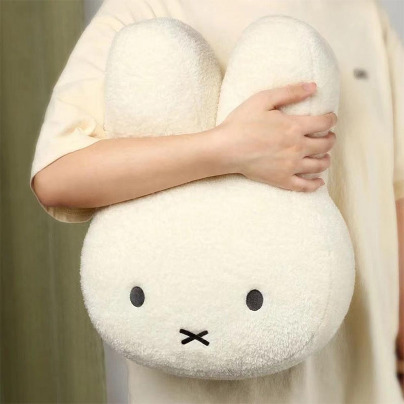 Miffy Occhi neri Simpatico bambola di peluche Kawaii Cuscino da letto morbido e confortevole Cuscino per divano Cuscino Giocattoli regalo per ragazza e ragazzo