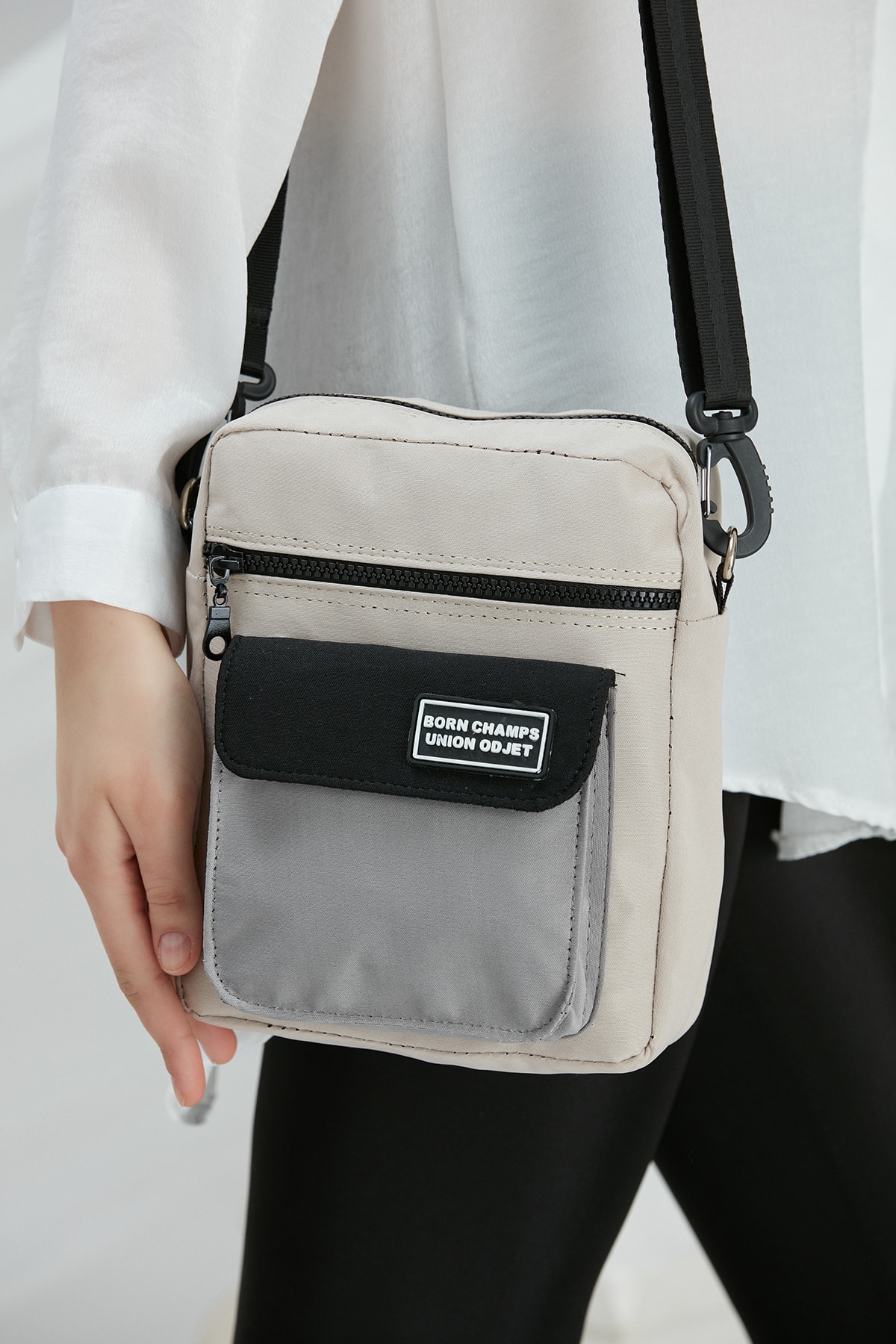 Tas Bahu U2 Cream/Abu-abu/Hitam Union Odjet Print (Ukuran: 22 Top: 17 "Lebar: 7 Cm)