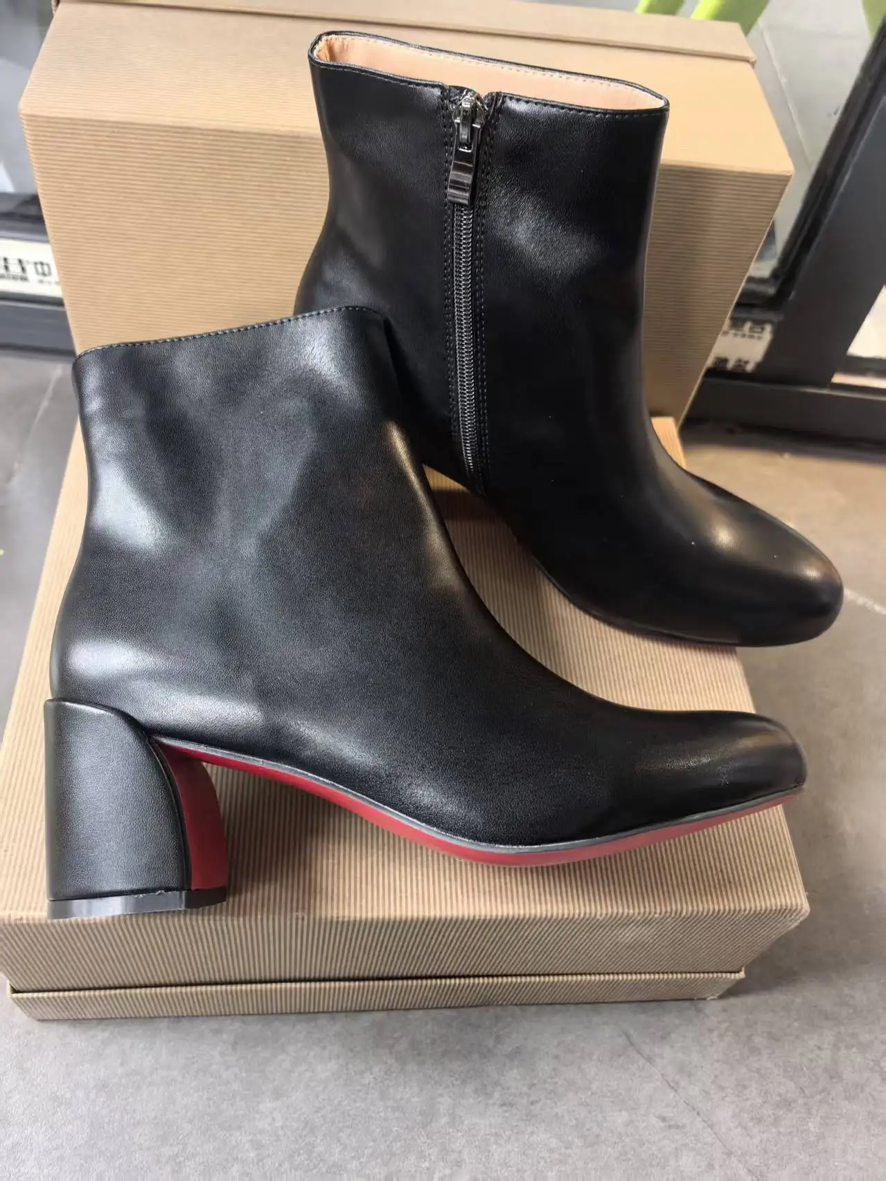 Rote Sohle Unten Schwarz Leder Kurze Stiefel Für Frauen Chunky 5,5 cm Heels Runde Kappe Zurück Zipper Botas Weibliche mujer Classics Dame