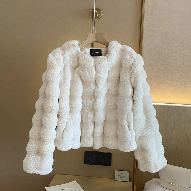 Casaco de pele branco para mulher 2023 outono e inverno novo estilo curto imitação de pele de pelúcia sem gola superior curto quente e tendência