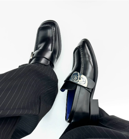 Mocasines de charol negro con punta cuadrada para mujer u hombre, tacones bajos gruesos, decoración metálica, diseño con hebilla, talla grande, zapatos retro.
