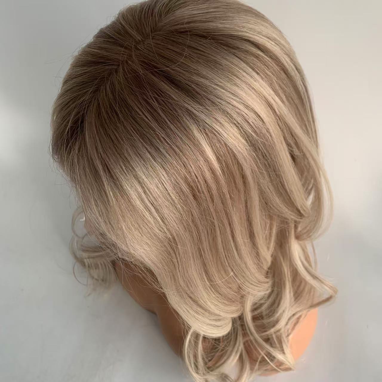 Parrucca Medica con Base in Seta e Cappuccio in Silicone, Completamente Annodata a Mano, Biondo Cenere, 100% Capelli Umani Europei, Aspetto Naturale Quotidiano per Donne