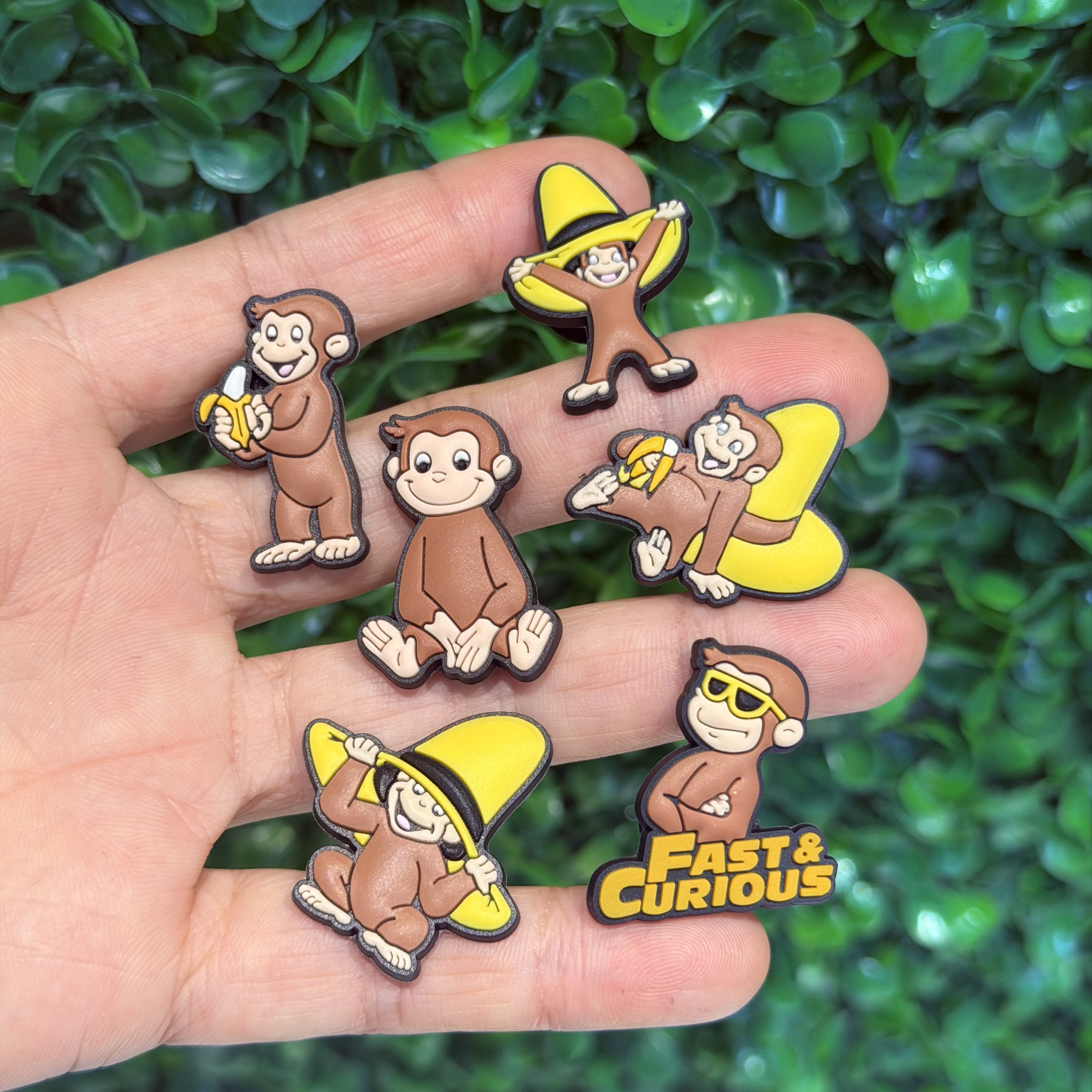 6-100 Stück Cartoon Curious George Schuhschnallen Sandalen DIY Zubehör PVC Schuh-Charms Clogs Pins Deko Kinder Party Geschenk
