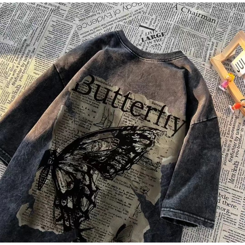 Vintage Washed Black Newspaper Butterfly Print T-Shirt Y2K „Butterfly“ Buchstaben-Grafik Oversized Tee Lässiges Kurzarmshirt