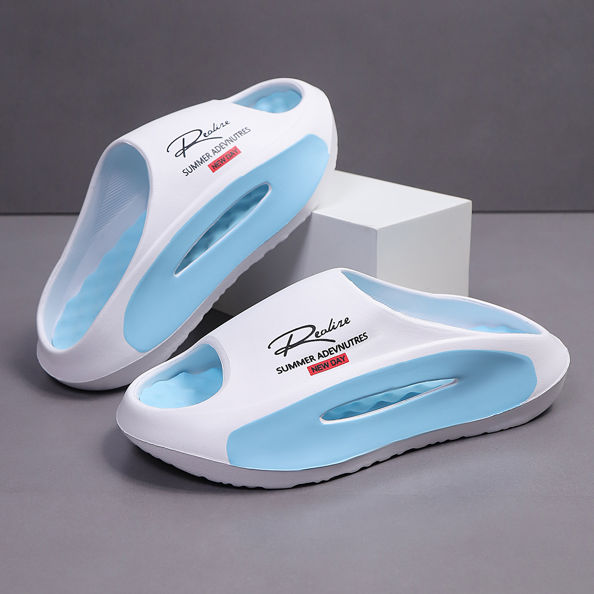 Herren-Sporthausschuhe – leichte, rutschfeste EVA-Slipper mit „Summer Adventures New Day“-Grafik, offenes Zehen-Design für drinnen und draußen
