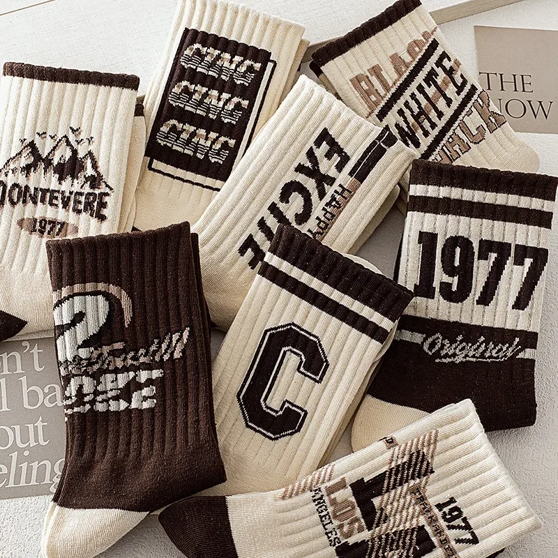 Chaussettes rétro taille moyenne pour hommes et femmes, chaussettes de sport décontractées, chaussettes de basket-ball graffiti, chaussettes à motif alphanumérique, style Ins américain, 1 paire, 5/8 paires