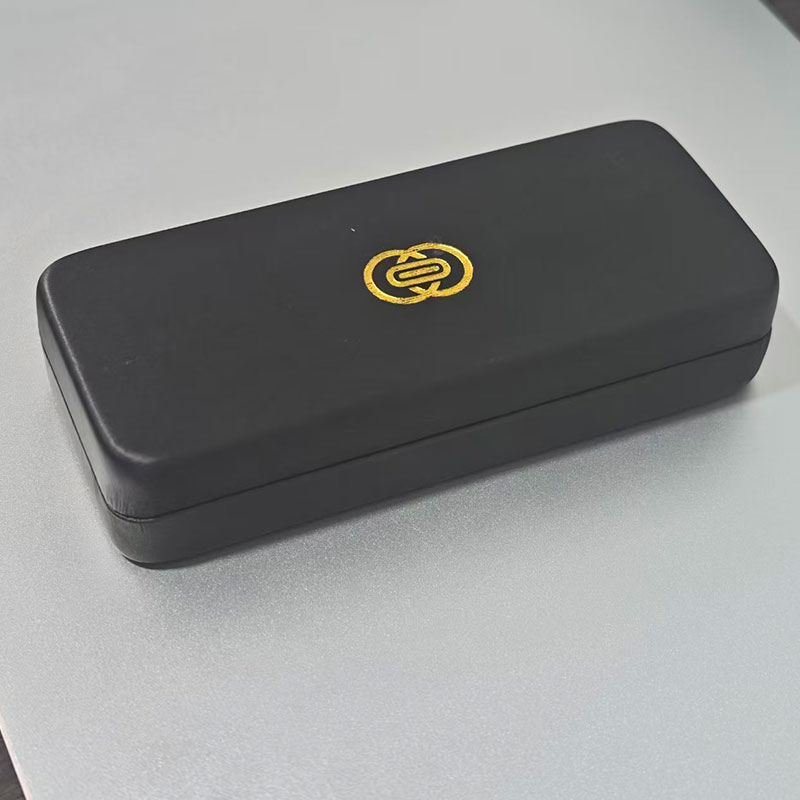 008 Custodia per Occhiali in Ferro Nero di Alta Qualità, Finitura Spazzolata, Logo Personalizzabile sulla Scatola