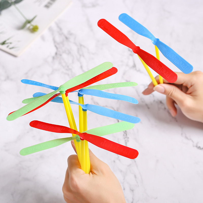 10/20 pz novità plastica bambù libellula elica giocattolo classico all'aperto regalo per bambini rotante freccia volante multicolore colore casuale